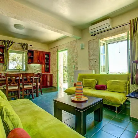 Sleeps 6 Pool Air Con Wifi *