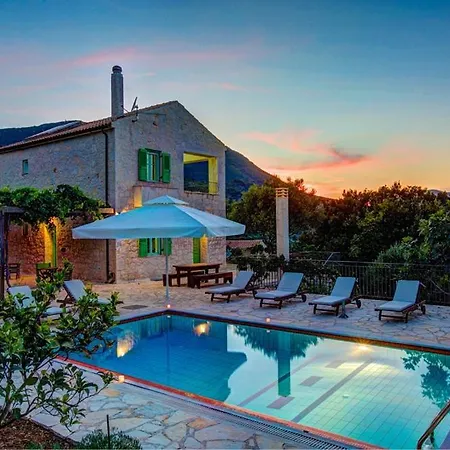 Sleeps 6 Pool Air Con Wifi *