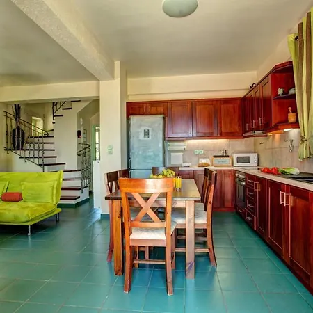 Sleeps 6 Pool Air Con Wifi