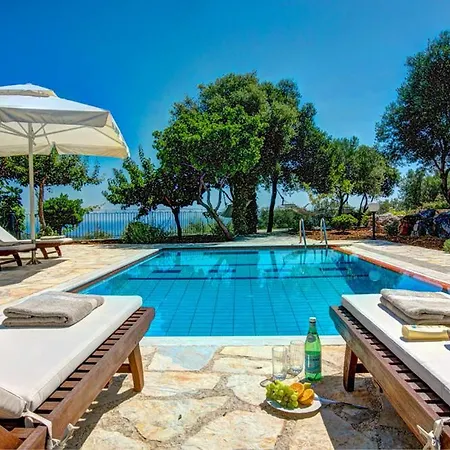 Sleeps 6 Pool Air Con Wifi Perachori