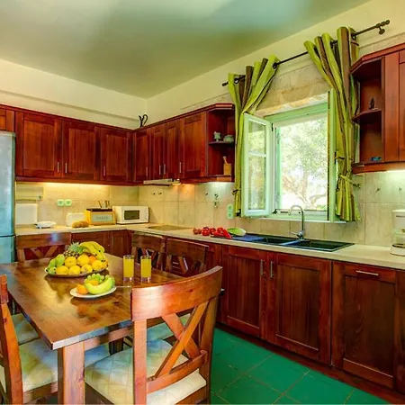 Sleeps 6 Pool Air Con Wifi Perachori
