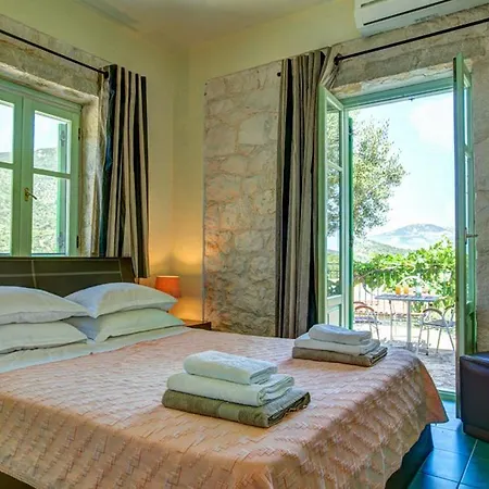 Sleeps 6 Pool Air Con Wifi Perachori
