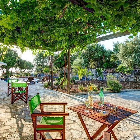 Sleeps 6 Pool Air Con Wifi * Perachori