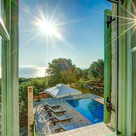 Sleeps 6 Pool Air Con Wifi * Perachori