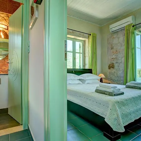 Sleeps 6 Pool Air Con Wifi Perachori